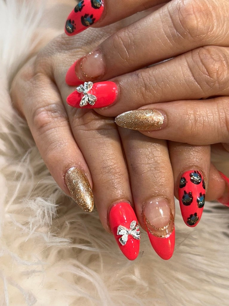 Festive mauve and candy cane holiday manicure