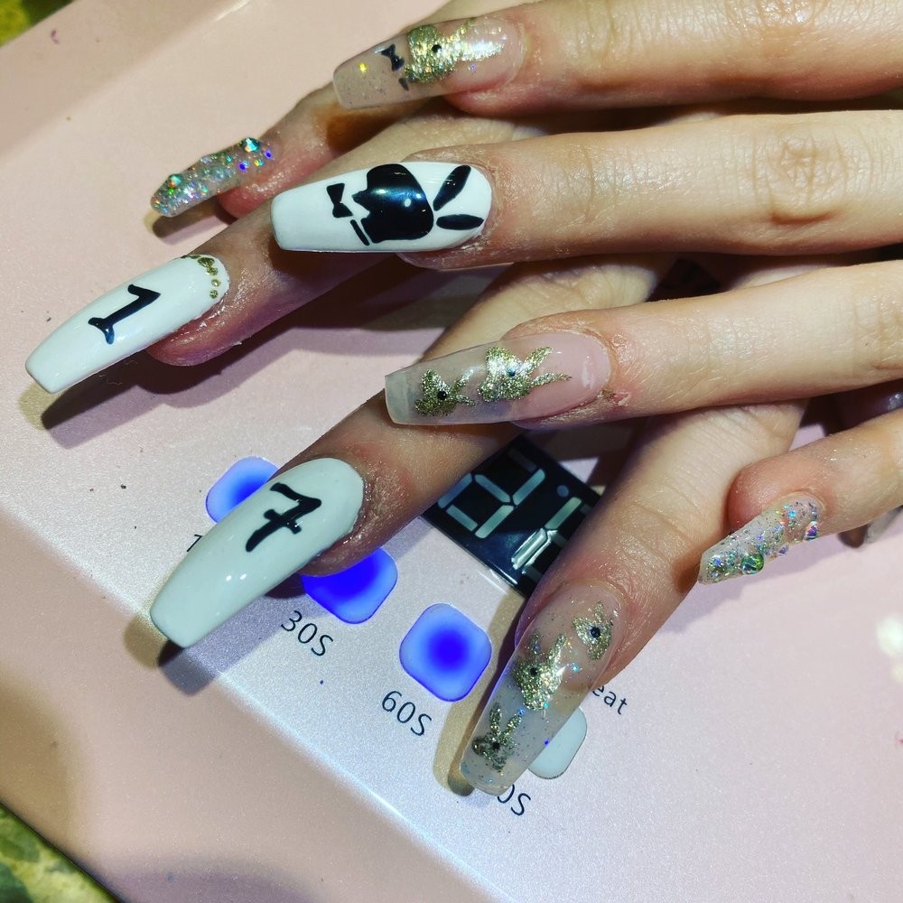 Detailed nail art with mixed color and glitter